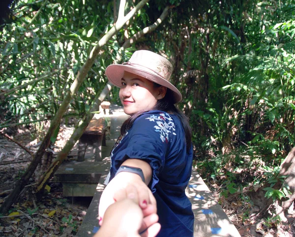 Hermosa Mujer Asia Sonrisa Retrato Viajar Bosque Verde Tailandia — Foto de Stock