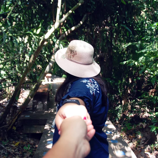 Hermosa Mujer Asia Sonrisa Retrato Viajar Bosque Verde Tailandia — Foto de Stock