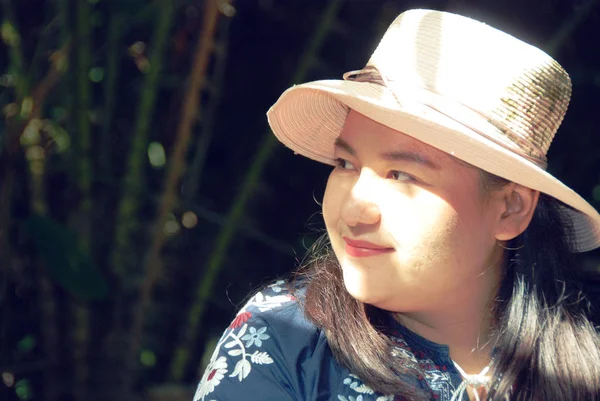 Hermosa Mujer Asia Sonrisa Retrato Viajar Bosque Verde Tailandia — Foto de Stock