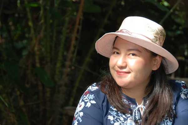Piękny Portret Uśmiech Dziewczyny Asia Podróży Zielonym Lesie Tajlandia — Zdjęcie stockowe