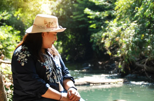 Linda Mulher Asiática Sorrir Retrato Viajar Floresta Verde Tailândia — Fotografia de Stock