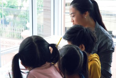 Çocuklar çocuk ve tatil hafta sonu çizim öğrenme kızlar.