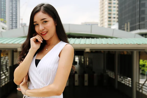 Vacker Asien Kvinna Företag Leende Porträtt Utomhus Och Reser Huvudstaden — Stockfoto