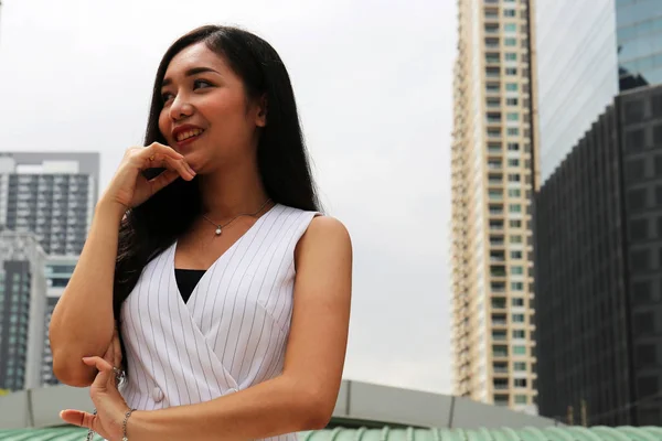 美丽的亚洲商务女性微笑肖像和建筑背景在城市 — 图库照片