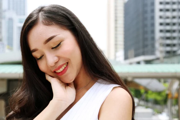 美丽的亚洲商务女性微笑肖像和建筑背景在城市 — 图库照片