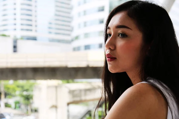 Hermosa Mujer Negocios Asia Sonrisa Retrato Construcción Fondo Ciudad —  Fotos de Stock