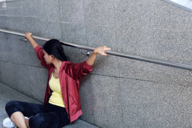 Sokakta yürüme koşmadan önce Güzel Asya kadın egzersiz.