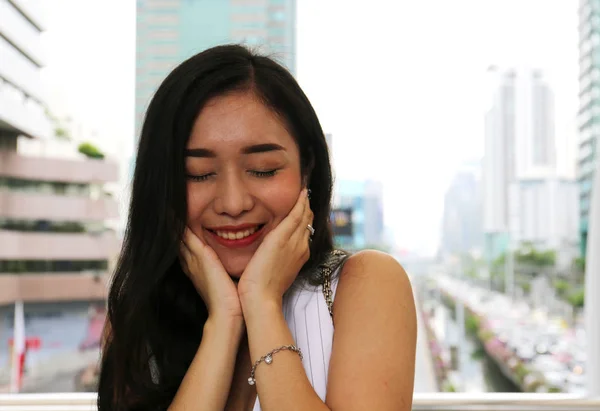 Hermosa Mujer Negocios Sonrisa Retrato Aire Libre Ciudad Capital —  Fotos de Stock