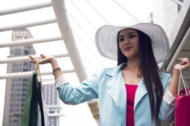 Güzel Asyalı kadın gülümseme portre ve tatil hafta sonu alışveriş.