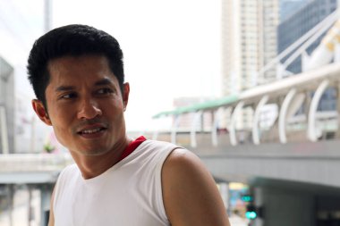 Yürüyüş sokakta Close-up güzel spor adam gülümseme portre.