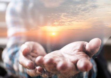 Başkent arka planda sokakta yürüyen evsiz adamın yakın pozlama eli.