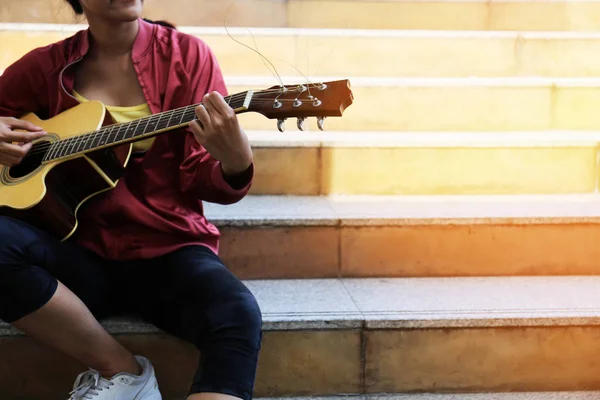스트리트에서 어쿠스틱 기타를 연주하는 클로즈업 아름다운 아시아 — 스톡 사진