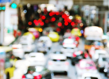 Soyut bulanıklık Başkentte yolda Hafif araba trafiği.