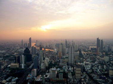 Güzel gündoğumu ve şehirde bina.