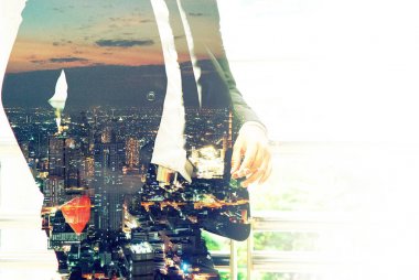 Başkentte işadamı pozlama ofisleri bina soyut yumuşak ışık.