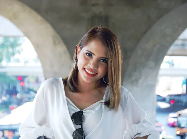 Hermosa Mujer Sonrisa Retrato Viajando Caminando Calle Ciudad — Foto de Stock