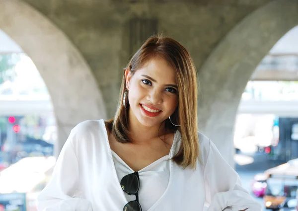 Hermosa Mujer Sonrisa Retrato Viajando Caminando Calle Ciudad — Foto de Stock