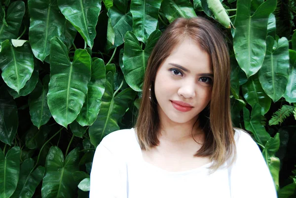 Nahaufnahme Schön Asiatisch Frau Smile Portrait Und Grün Blatt Baum — Stockfoto