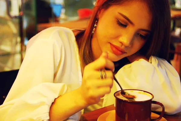 Hermosa Mujer Asia Sonrisa Retrato Relajación Café Cafetería — Foto de Stock