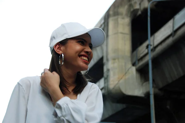 Krásná Asijská Žena Usmívá Cestuje Ulici Hlavním Městě Dovolené Víkendu — Stock fotografie