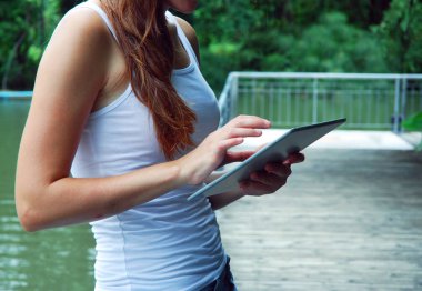 Güzel kadınlar halka açık parkta akıllı telefonlar çalarlar.