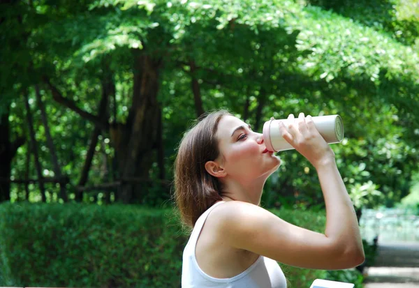 Den Unga Kvinnan Dricksvatten Den Offentliga Parken — Stockfoto