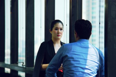 İş kadını başkentte ofis ve ofis binası arka plan iş adamı ile konuşuyor.