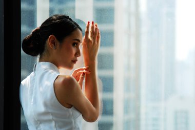 Güzel Asya İş kadın yöneticisi gülümseme portre ve ofis binası arka plan başkentte.