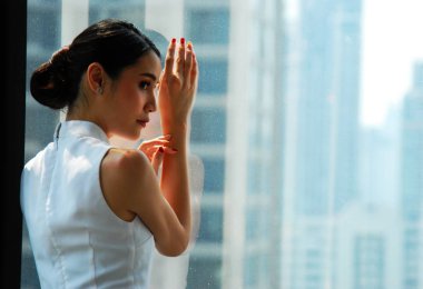 Güzel Asya İş kadın yöneticisi gülümseme portre ve ofis binası arka plan başkentte.