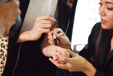 Close-up Güzel iki kadın mutlu ve masanın üzerinde canlı online test yeni ruj kodlama.