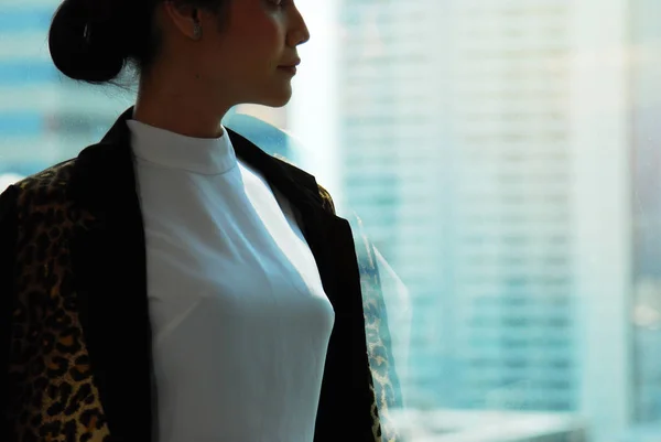 Hermosa Mujer Negocios Sonrisa Retrato Oficina Edificio Fondo Ciudad Capital — Foto de Stock