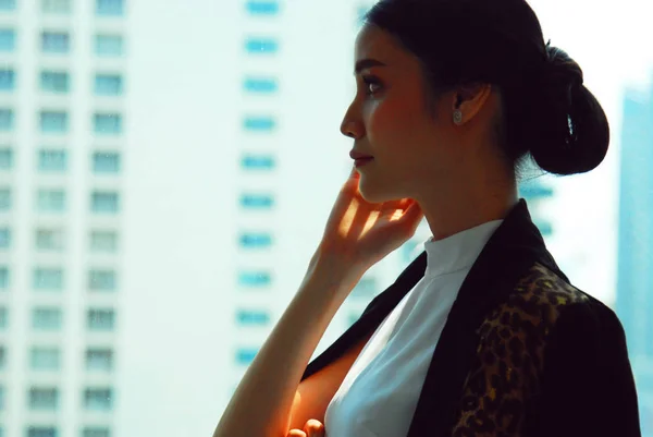 Hermosa Mujer Negocios Asia Gerente Sonrisa Retrato Oficina Edificio Fondo — Foto de Stock