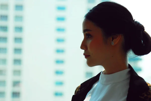 Hermosa Mujer Negocios Asia Gerente Sonrisa Retrato Oficina Edificio Fondo — Foto de Stock