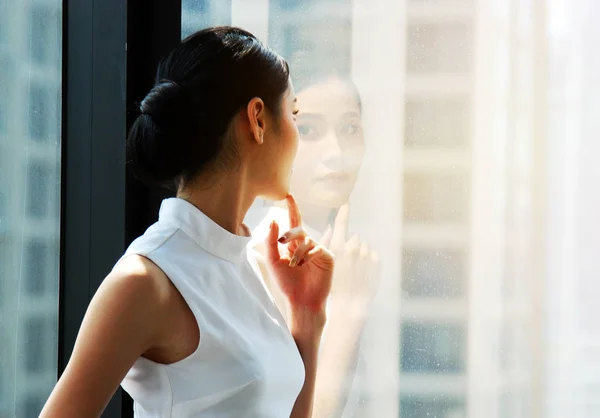 Hermosa Mujer Negocios Asia Gerente Sonrisa Retrato Oficina Edificio Fondo — Foto de Stock