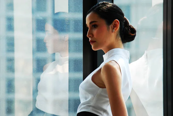 Hermosa Mujer Negocios Asia Gerente Sonrisa Retrato Oficina Edificio Fondo — Foto de Stock