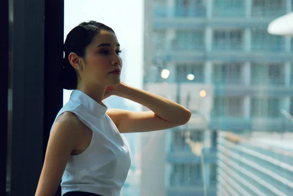 Hermosa Mujer Negocios Asia Gerente Sonrisa Retrato Oficina Edificio Fondo — Foto de Stock