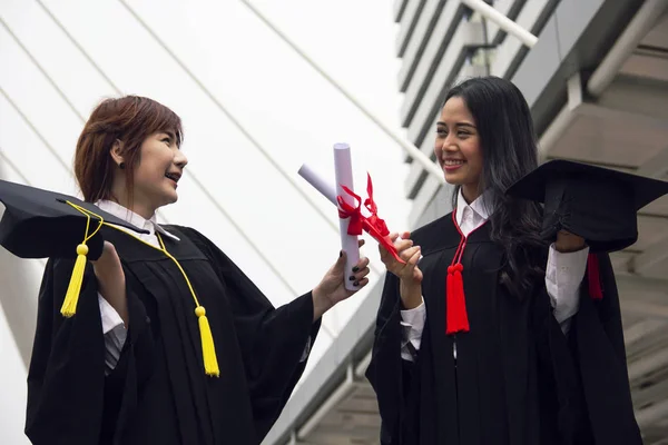 Bella Due Studenti Asiatici Ragazza Sono Felici Dopo Laurea — Foto Stock