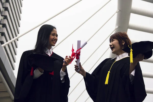 Szép Két Ázsiai Lány Diákok Boldog Diplomaosztás Után — Stock Fotó