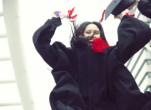 Gyönyörű Ázsia Lány Diákok Boldog Diplomaosztás Után — Stock Fotó