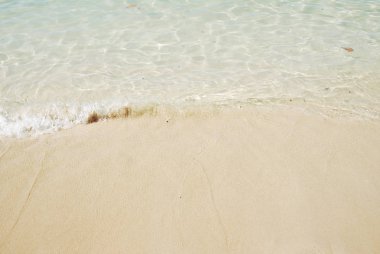 Yakın çekim deniz dalgaları ve Krabi, Tayland güzel plajları.