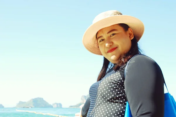 Linda Mulher Asiática Viajando Praia Tailândia Férias Verão — Fotografia de Stock