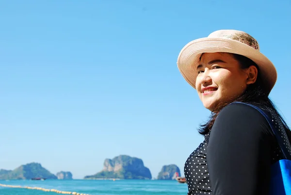 Linda Mulher Asiática Viajando Praia Tailândia Férias Verão — Fotografia de Stock