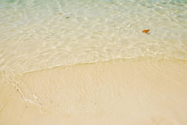 クローズアップ海の波とクラビの美しいビーチ — ストック写真