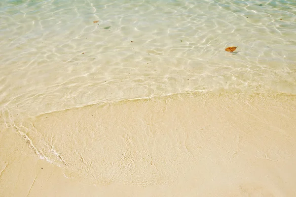 นทะเลและชายหาดท สวยงามในกระบ ประเทศไทย — ภาพถ่ายสต็อก