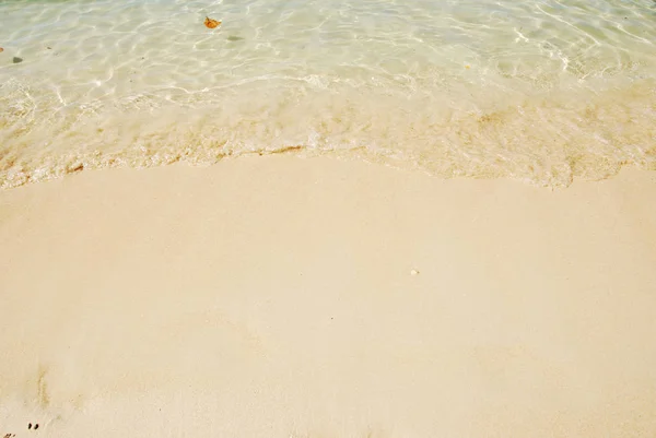 クローズアップ海の波とクラビの美しいビーチ — ストック写真
