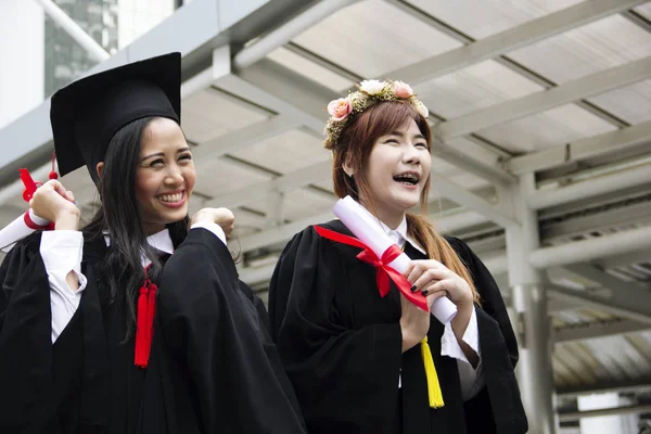 Gyönyörű Végzős Diplomások Két Ázsiai Mosoly Boldogok Diploma Megszerzése Után — Stock Fotó