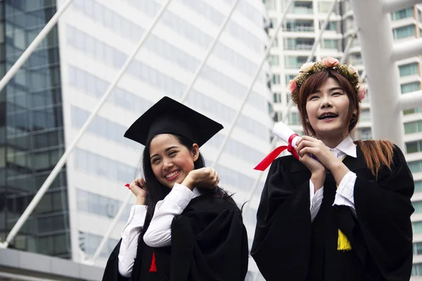 Gyönyörű Végzős Diplomások Két Ázsiai Mosoly Boldogok Diploma Megszerzése Után — Stock Fotó