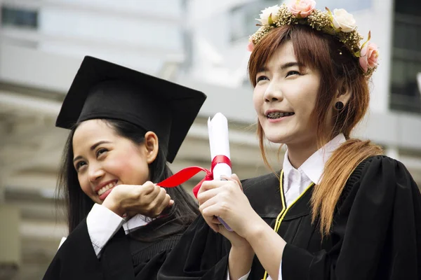Nádherná Absolventka Absolventů Asie Usmívá Maturitě Šťastná — Stock fotografie