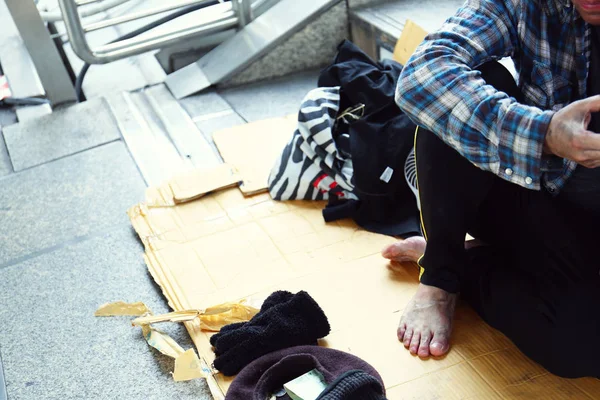 街の歩行路上に座っているクローズアップホームレスの男 — ストック写真