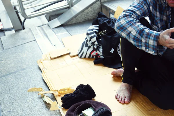 Vagabundo Cerca Sentado Calle Peatonal Ciudad — Foto de Stock